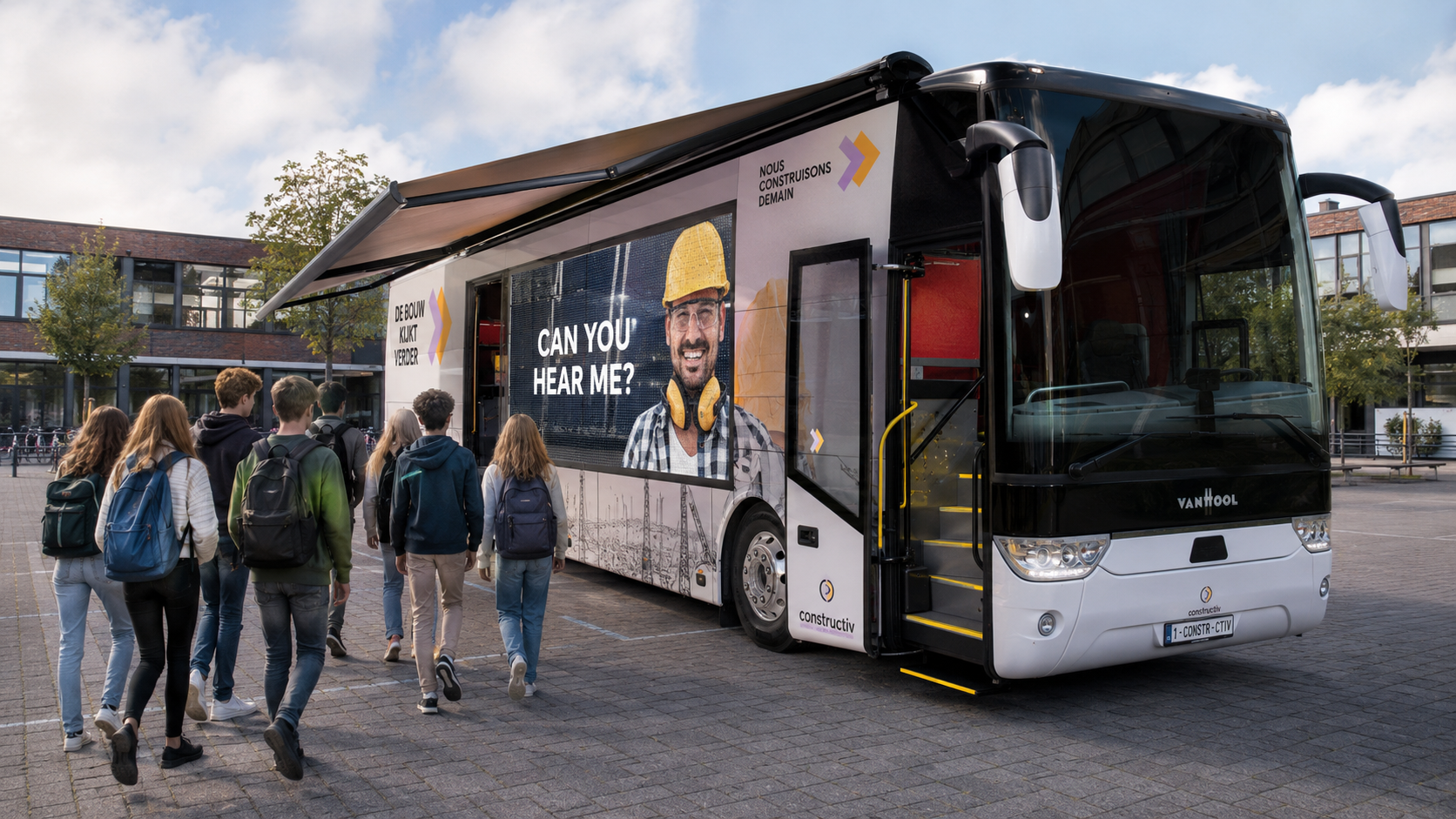 De Construbus op een schoolplein