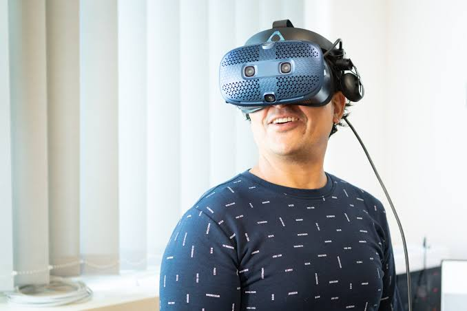Deelnemer met VR-bril in de VR-zone